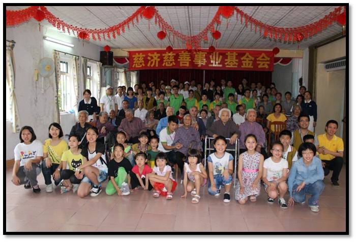 探望弱势群体义工活动留影